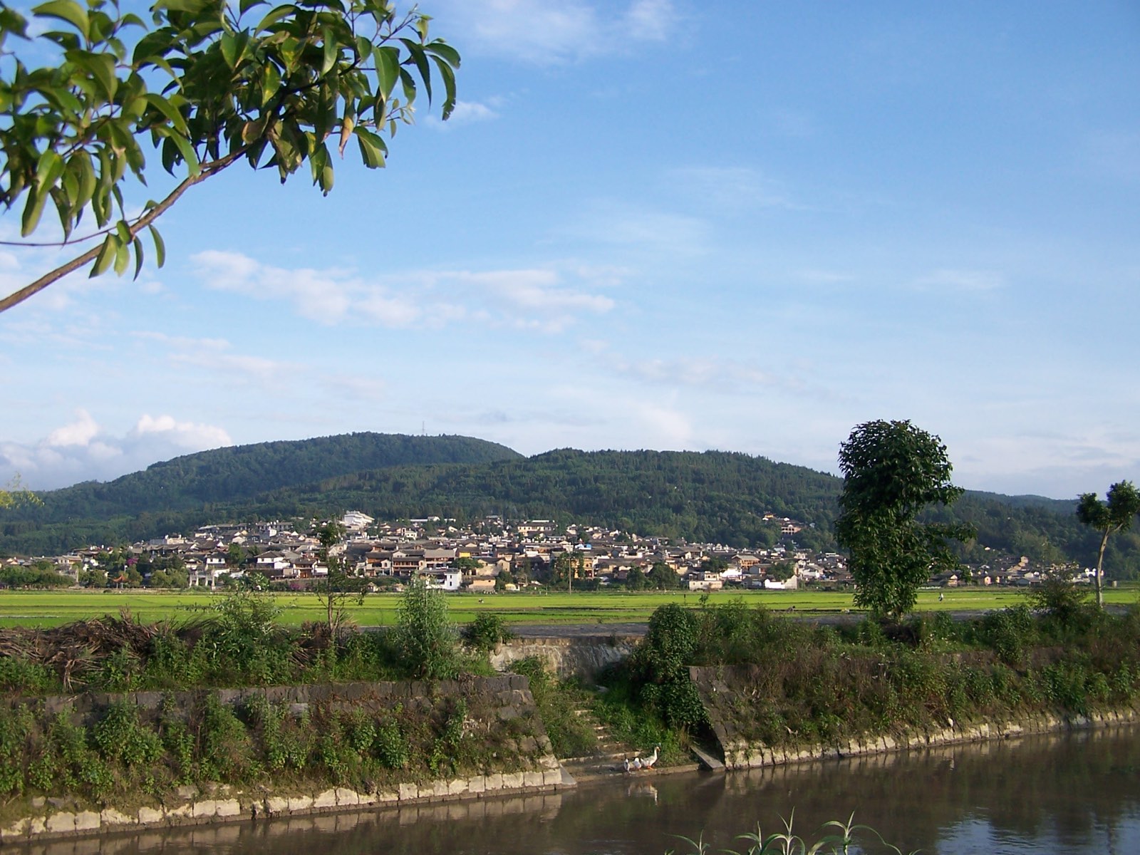 腾冲和顺古镇：河畔民居与农田相间，青山环抱